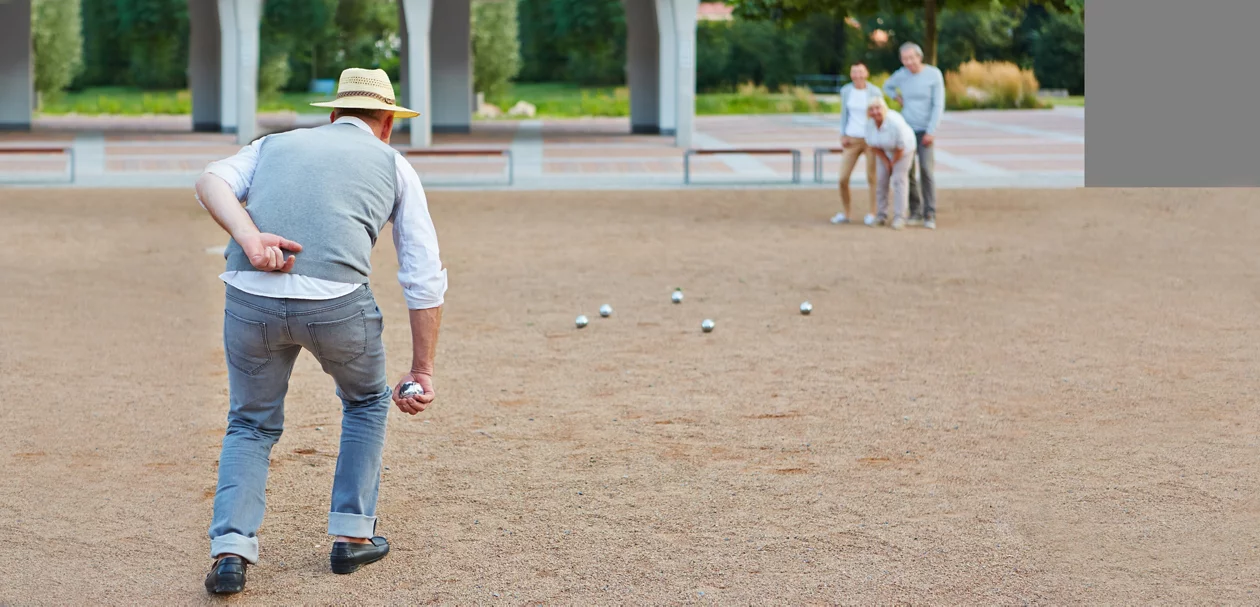 Petanquespiel von Senior*innen