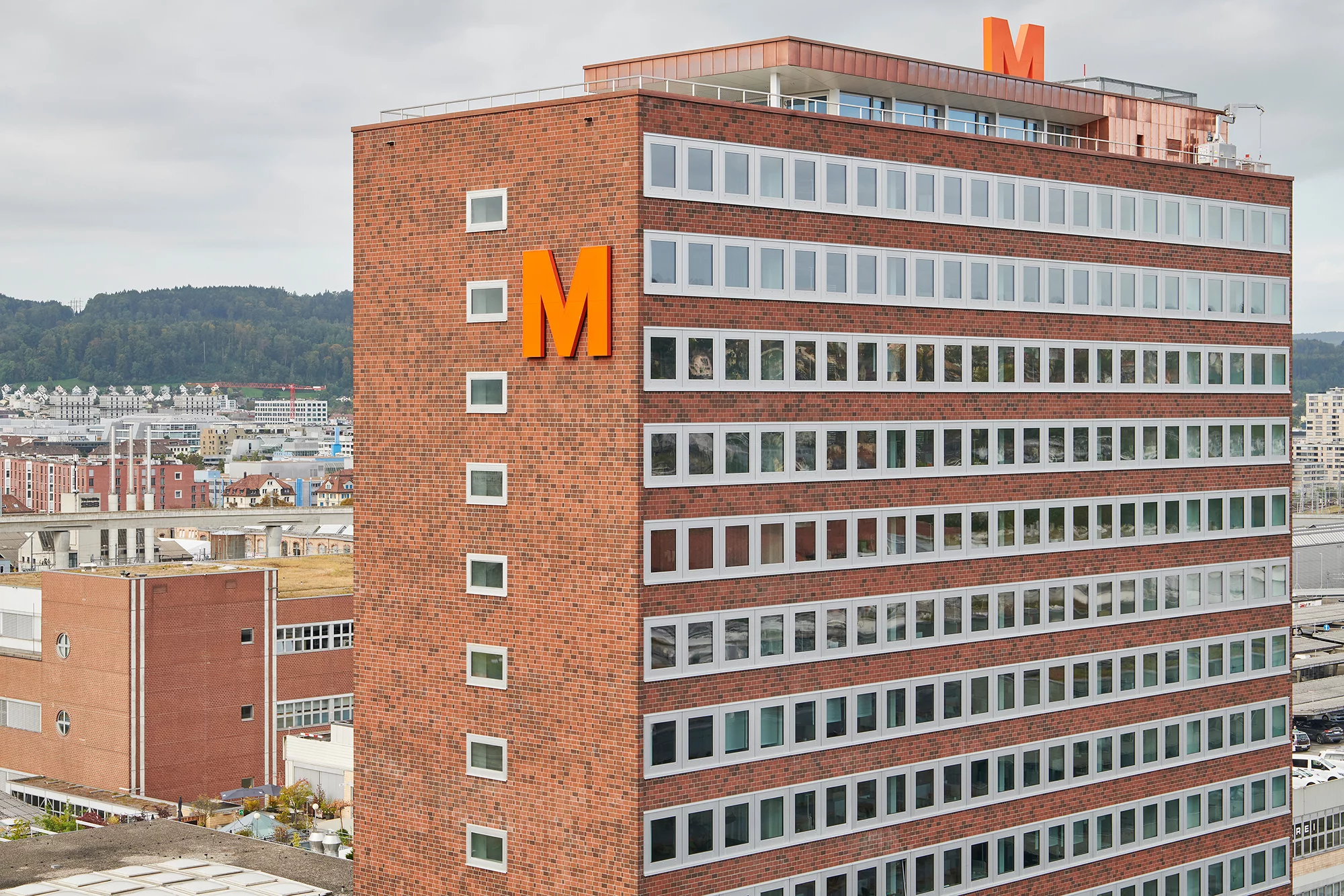 Aussenansicht Hochhausscheibe Migros Herdern