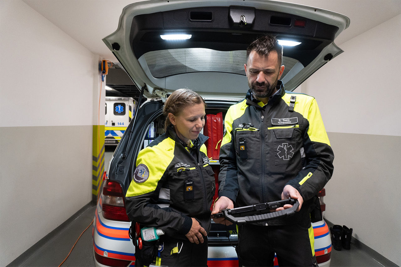 Zwei Präklinische Fachspezialist*innen besprechen einen Einsatz.