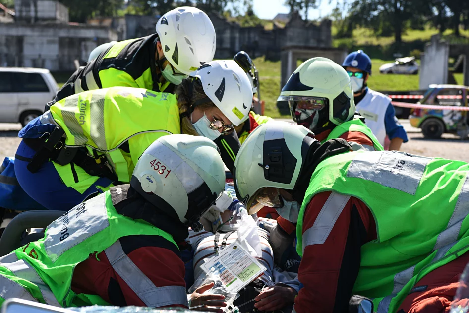 Einsatzkräfte bei der Rettung eines schwerverletzten Patienten.