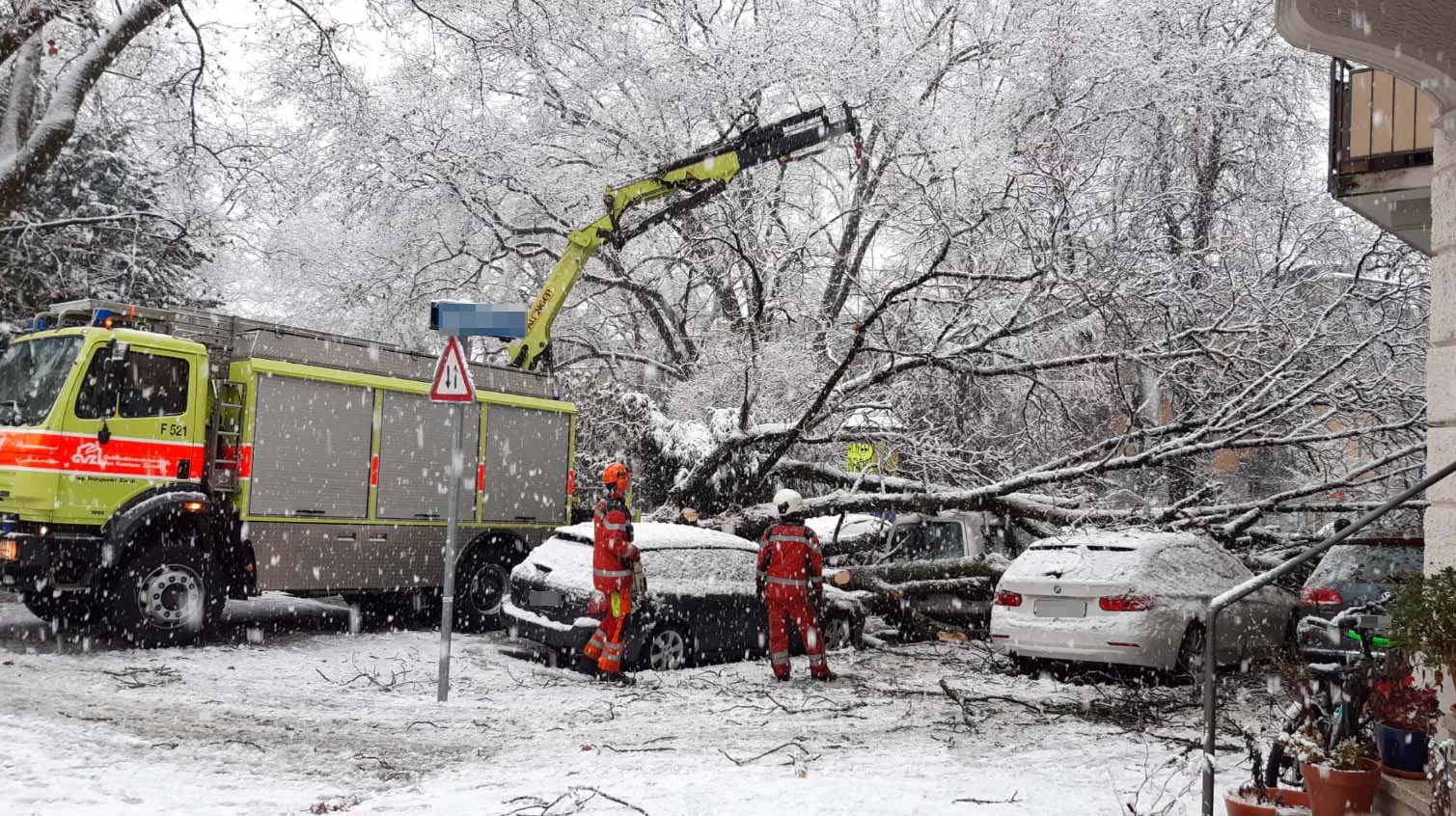 Feuerwehr bei Aufräumarbeiten nach starkem Schneefall