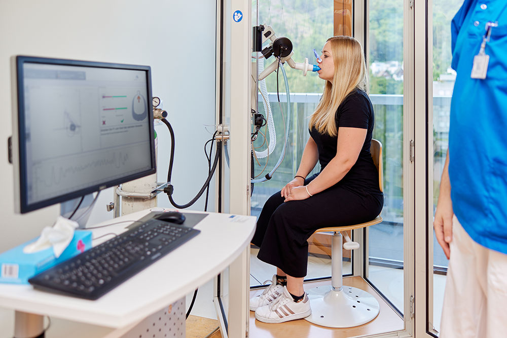 Patientin beim Lungenfunktionslabor