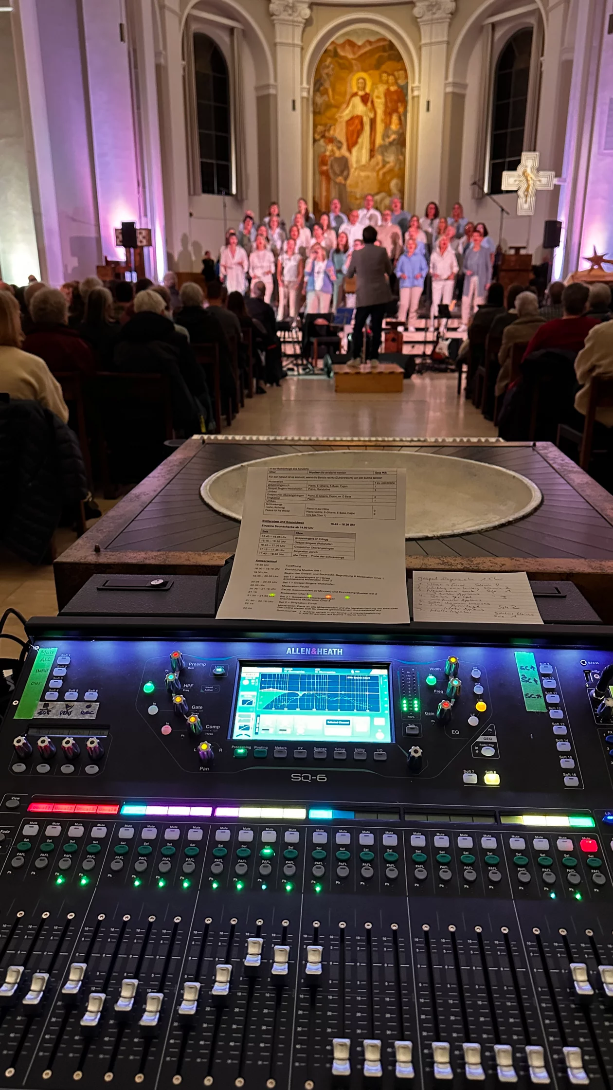 Sicht vom Mischpult auf einen Gospelchor in einer Kirche