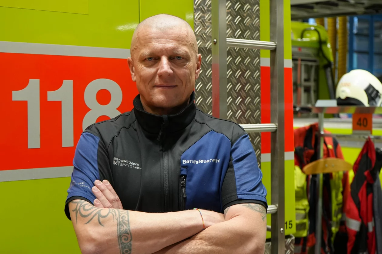 Adrian Schaub steht vor einem Tanklöschfahrzeug der Berufsfeuerwehr Zürich.