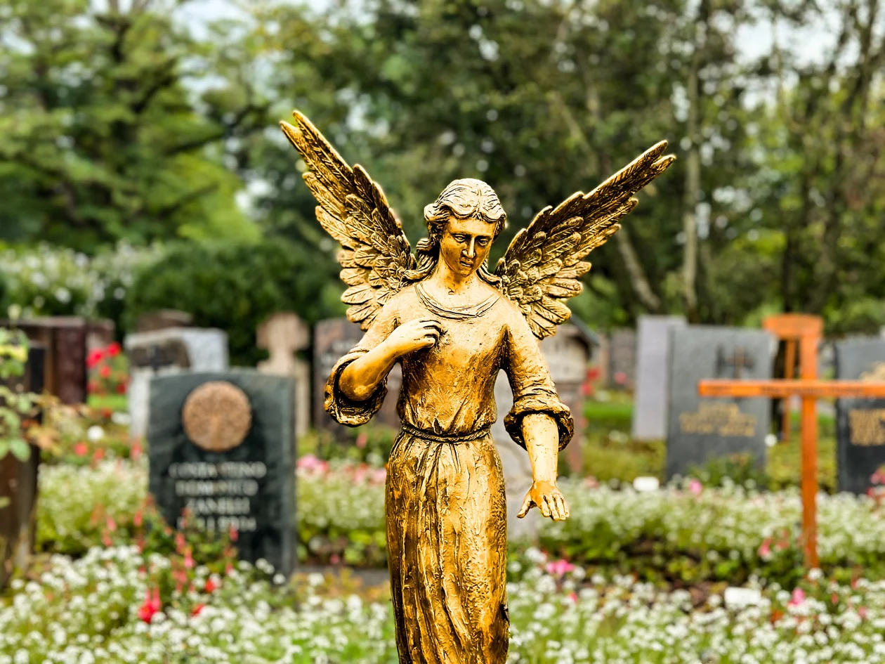 Goldener Engel auf einem Friedhof
