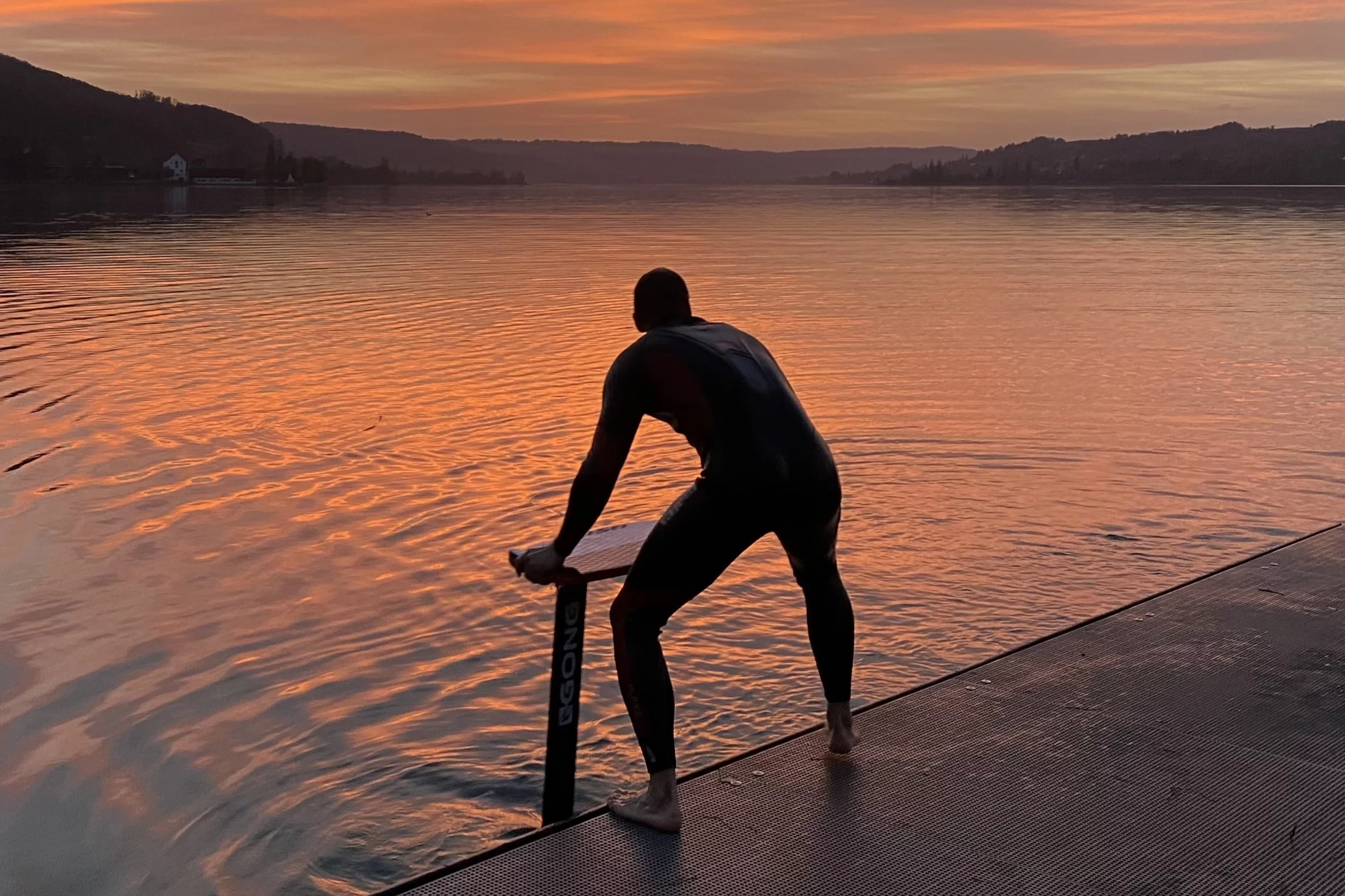 Ein Mann lässt sein Sportgerät zu Wasser
