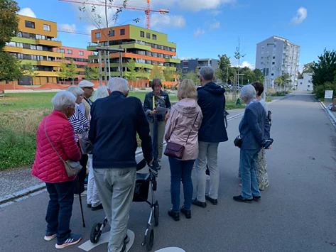 Senior*innen machen einen Rundgang