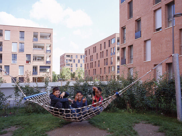 Kinder spielen in einer Hängematte