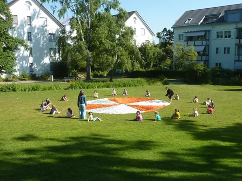 Kinder spielen im Park