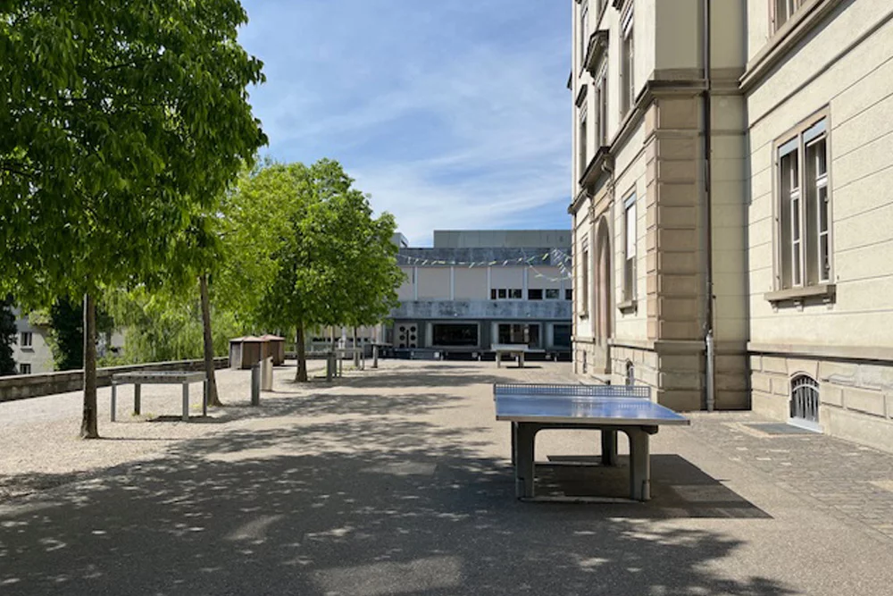 Blick auf den Pausenhof mit Tischtennistisch.