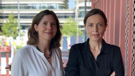 Rebekka Fässler und Murielle Perritaz, Co-Direktorinnen Kultur, schauen freundlich in die Kamera.