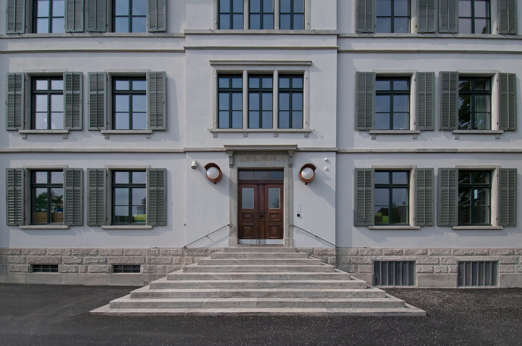 Eingang Schulhaus Halde A