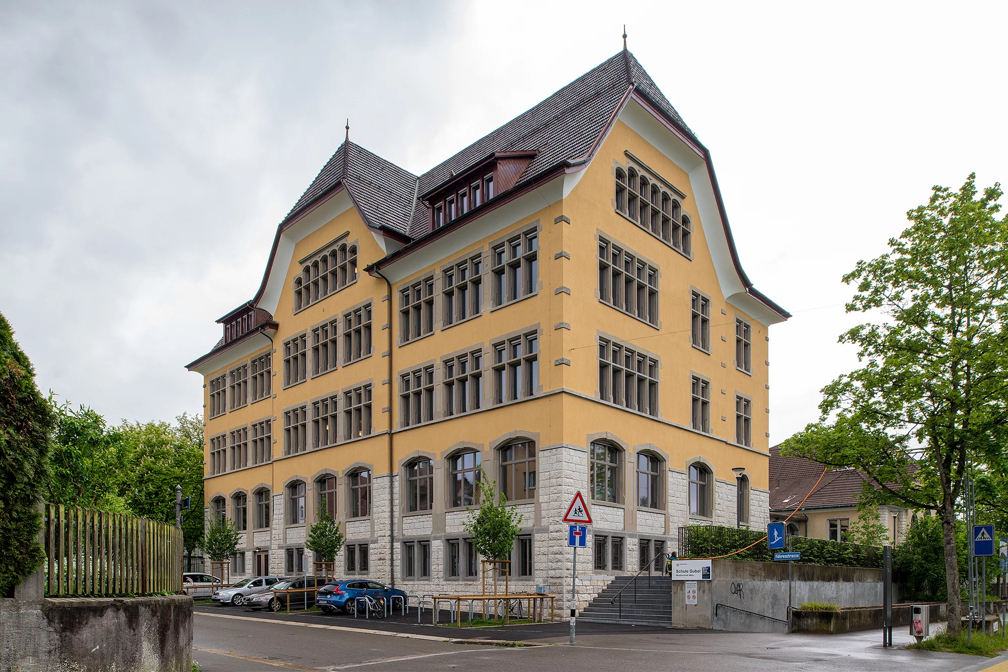 Aussenansicht Schulhaus Gubel A