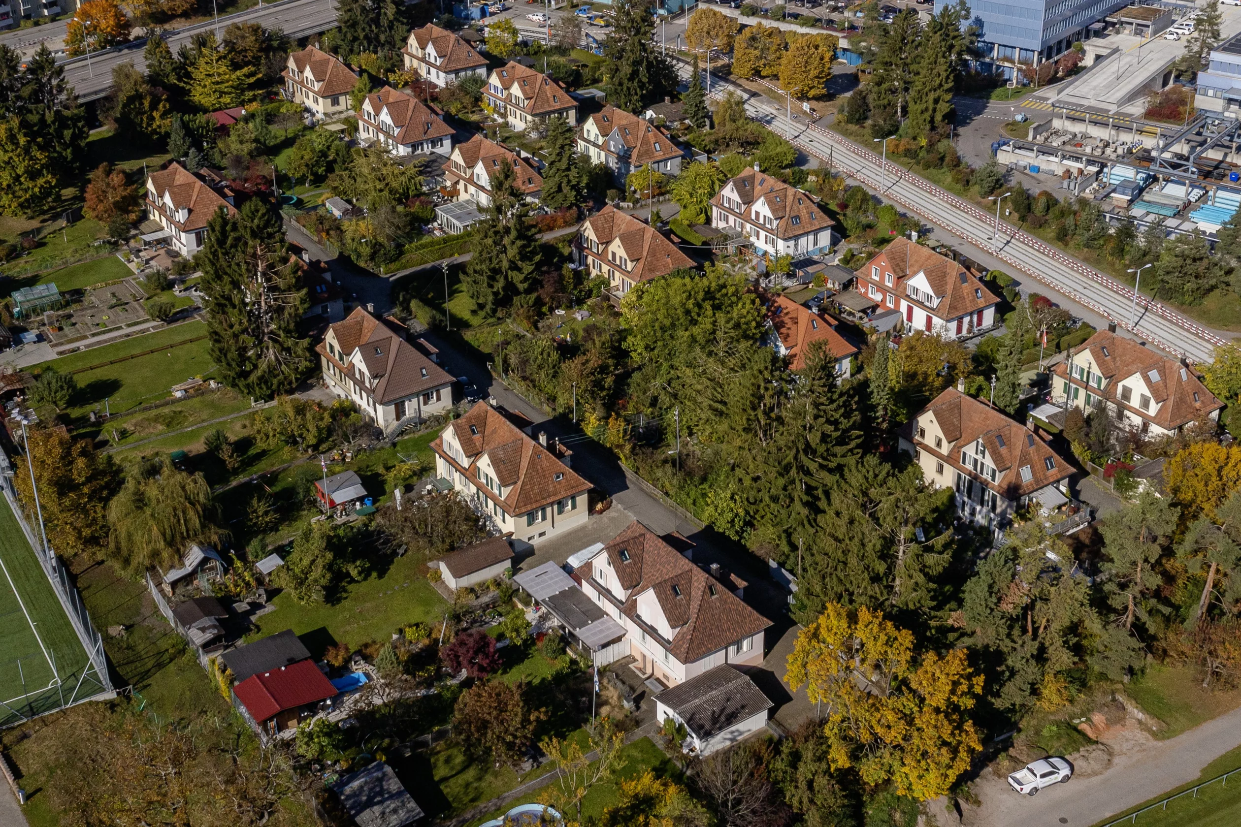 Luftaufnahme der Doppeleinfamilienhäuser im Kreis 9