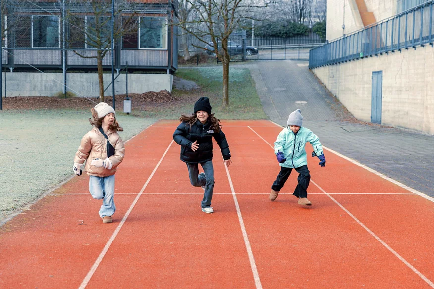 Kinder machen eine Wettrennen.