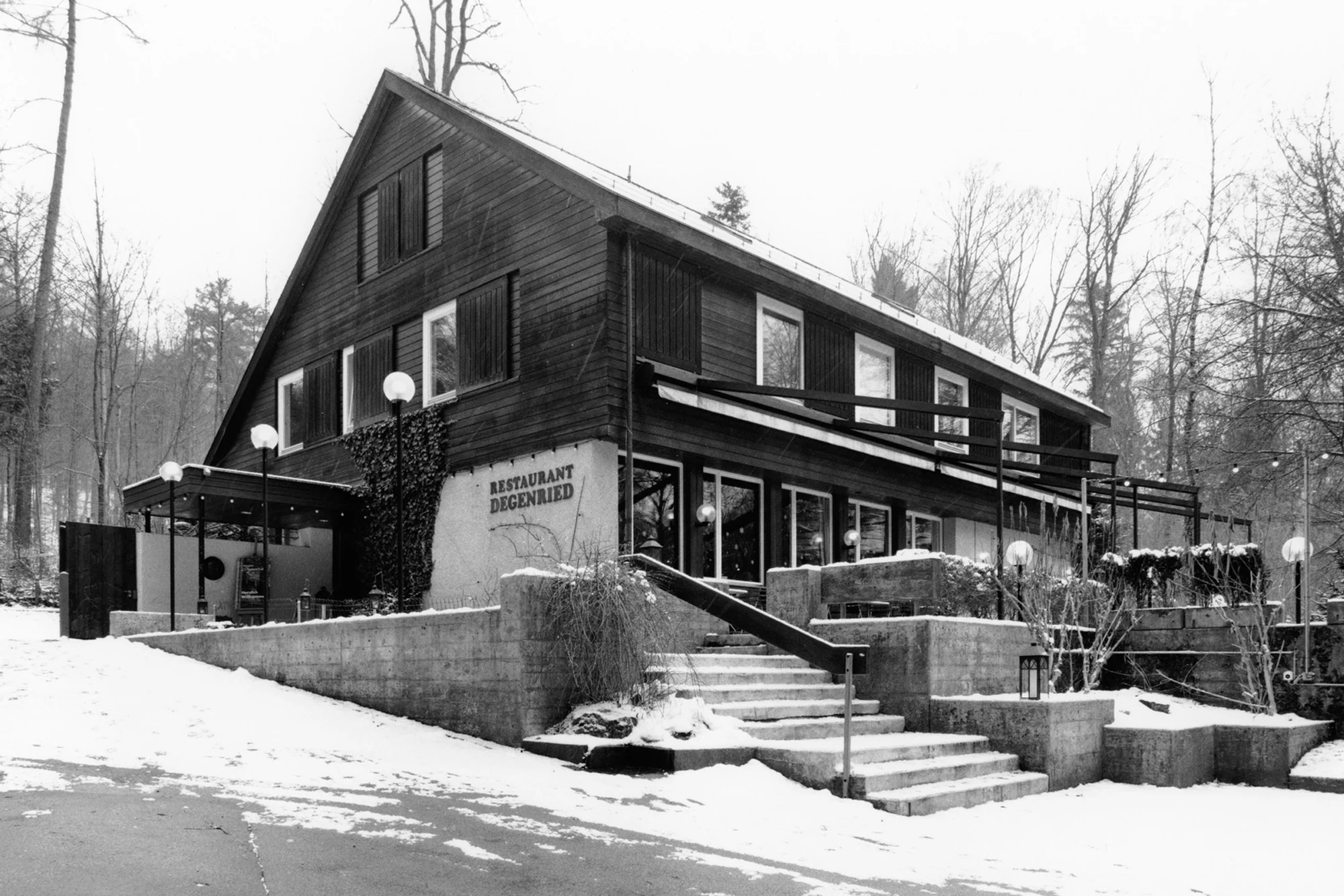 Aussenansicht des Restaurants Degenried im Winter mit Schnee.