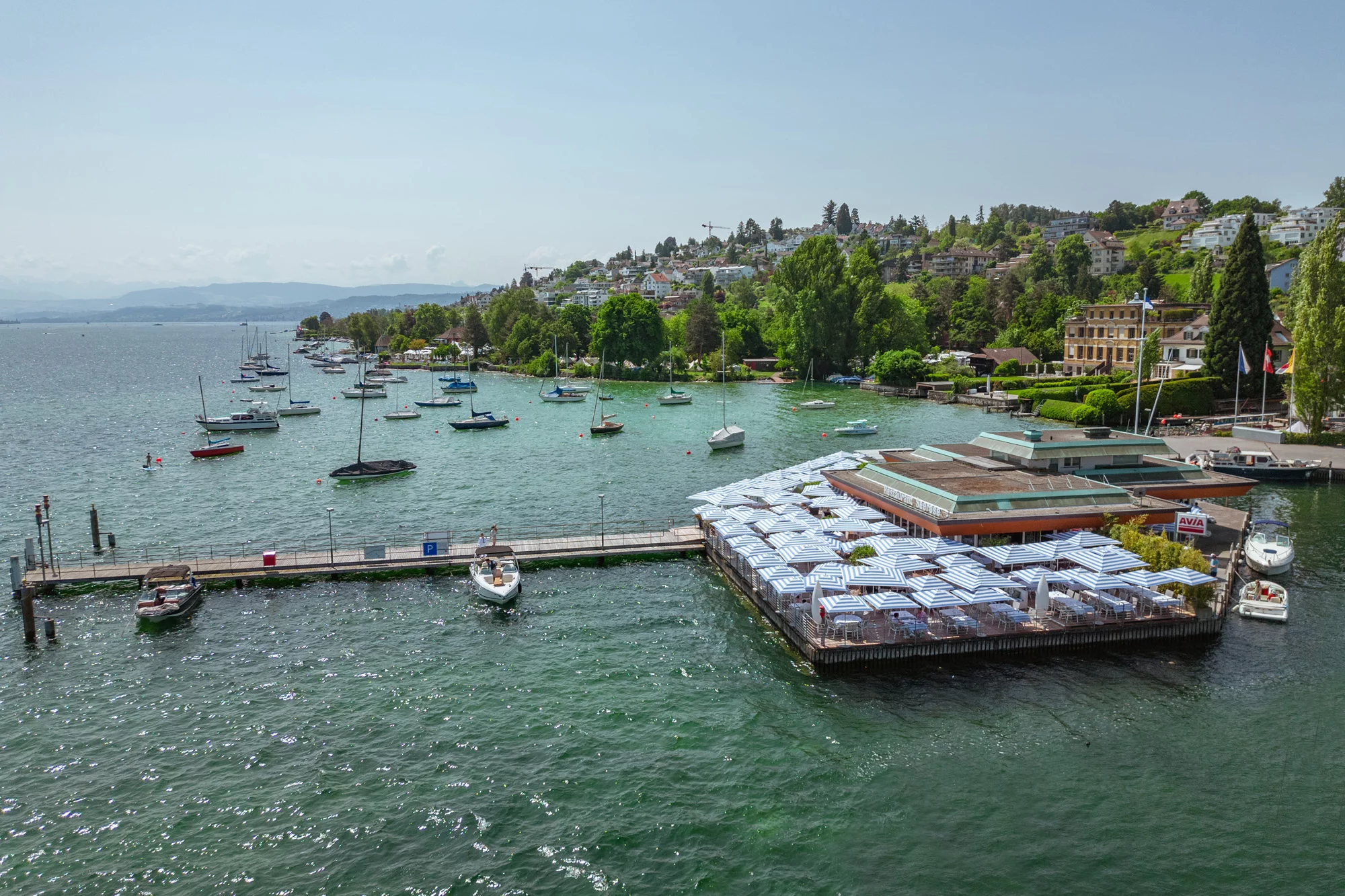 Luftaufnahme mit Sicht auf den See und das Restaurant Seerose.