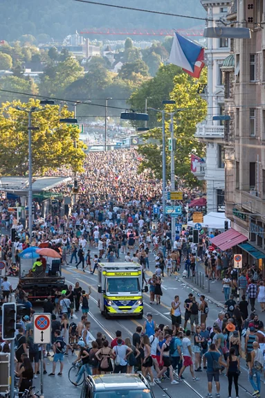 Rettungswagen an der Street Parade