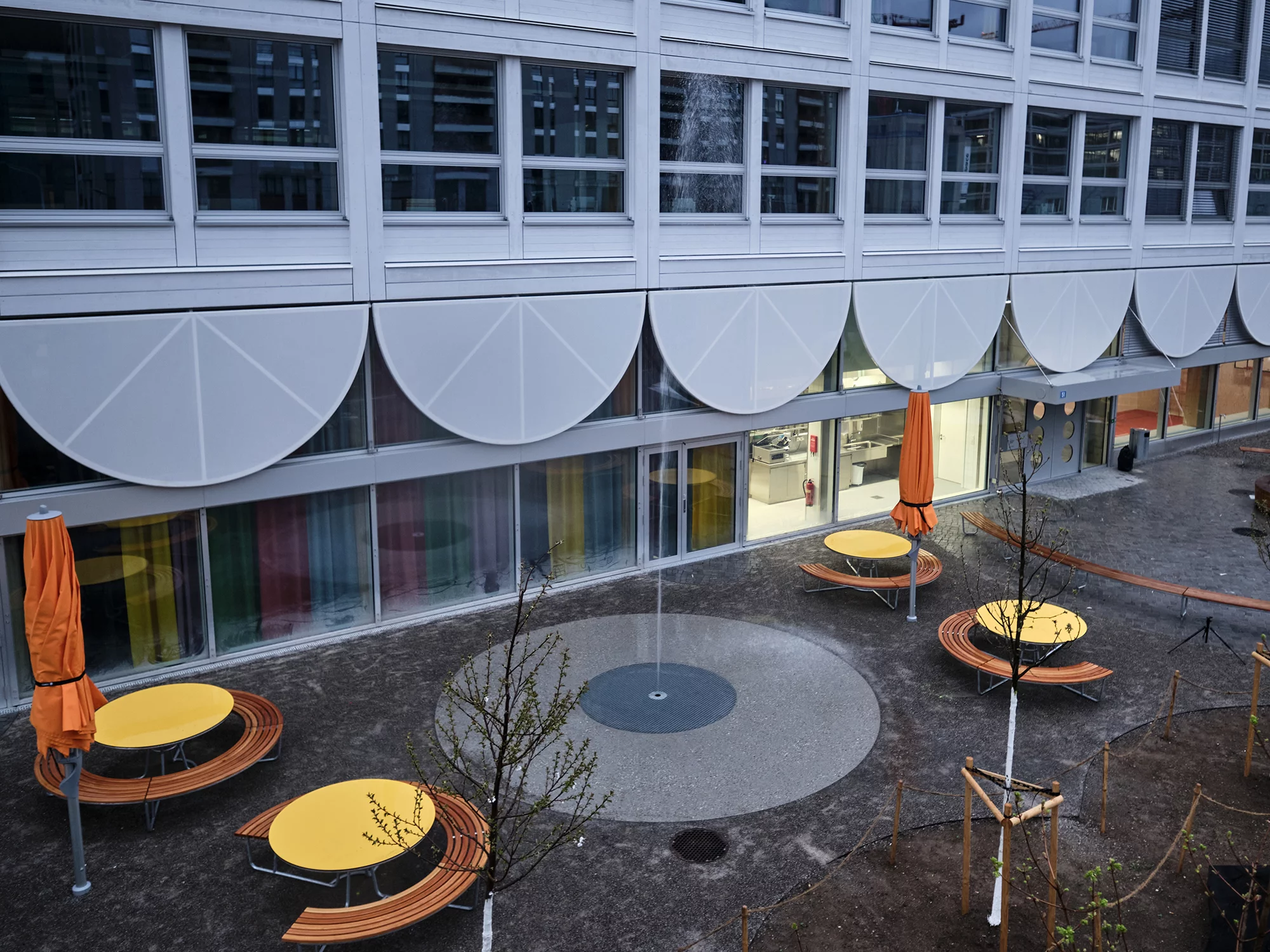 Springbrunnen vor Schulhaus