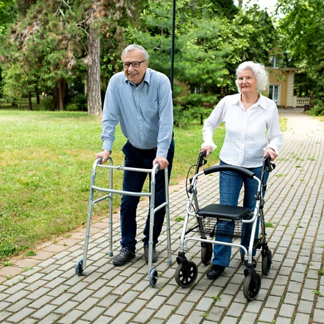 Alte Menschen am Rollator
