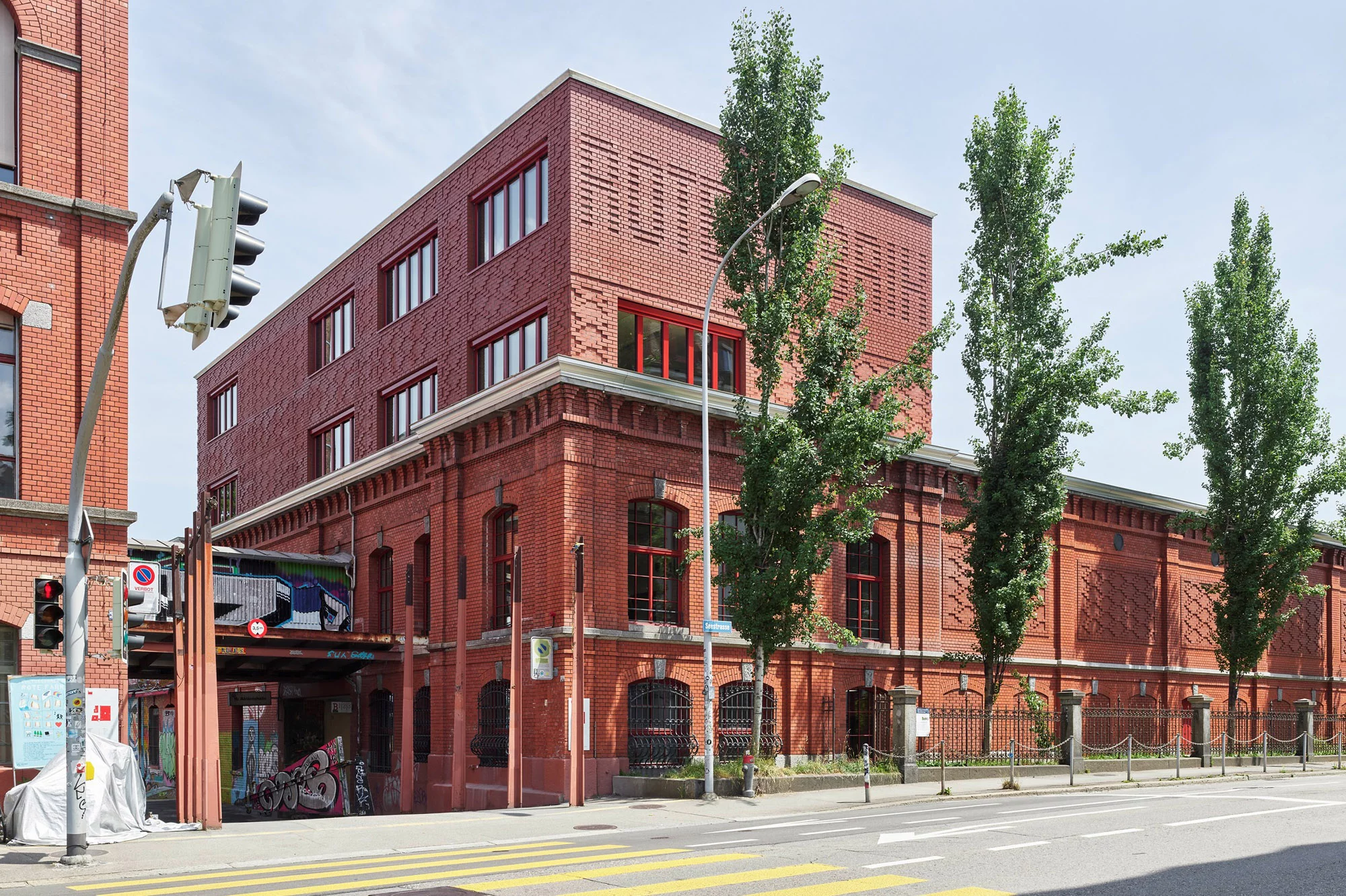 Blick von der Seestrasse auf den Kopfbau mit Atelieraufbau der Roten Fabrik.