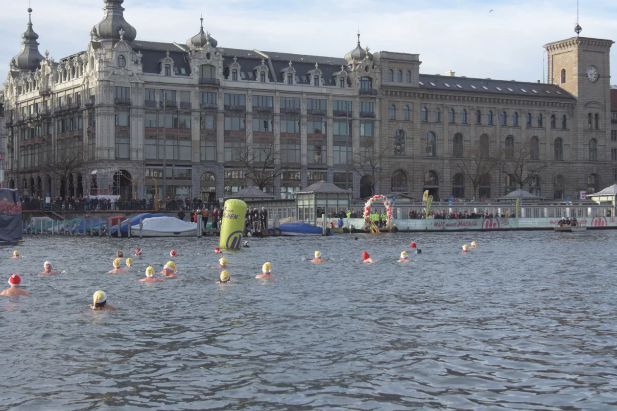 Schwimmer*innen in der Limmat
