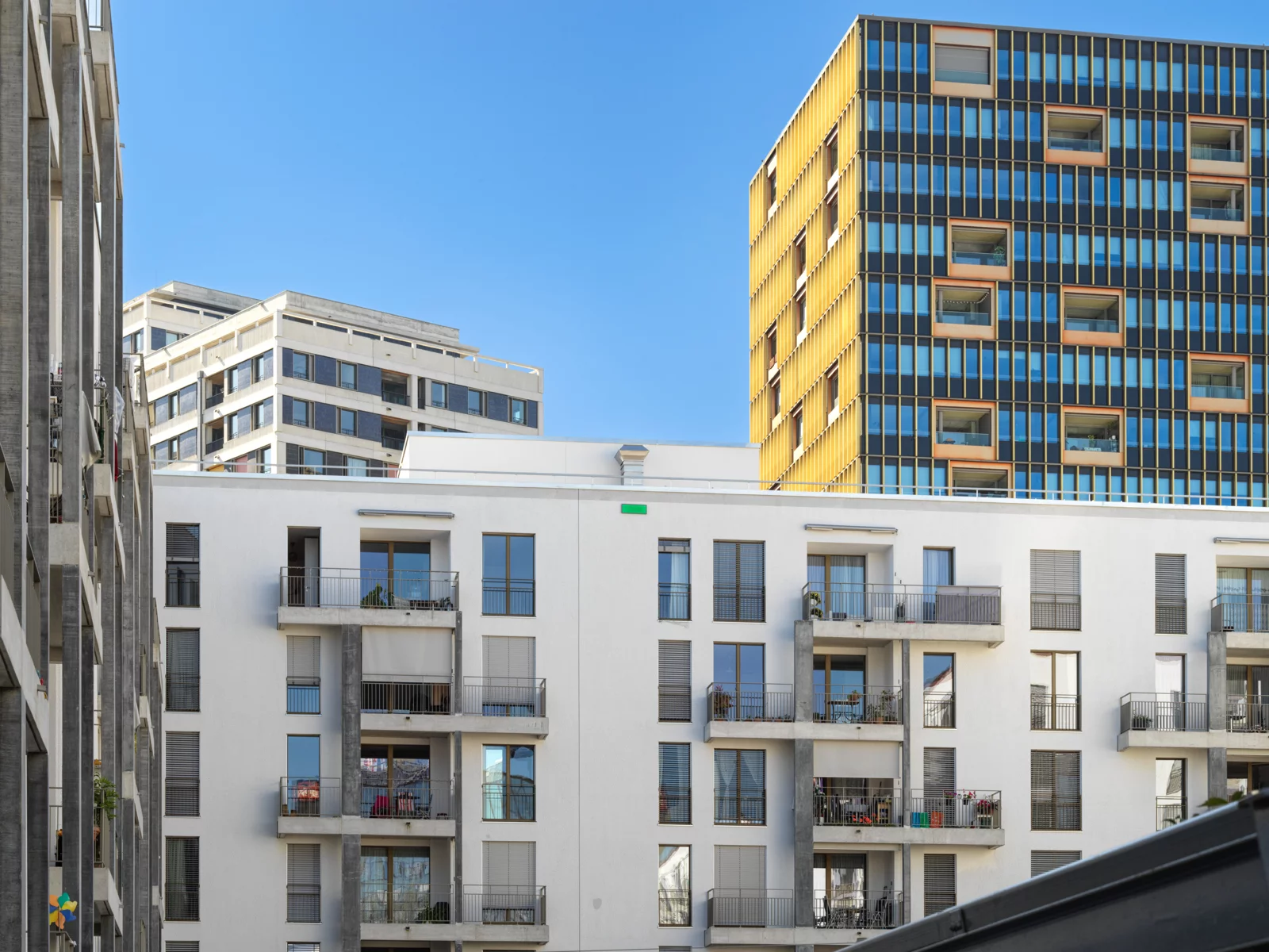 Wohnsiedlungen gestaffelt mit Balkonen und Glasinstallation