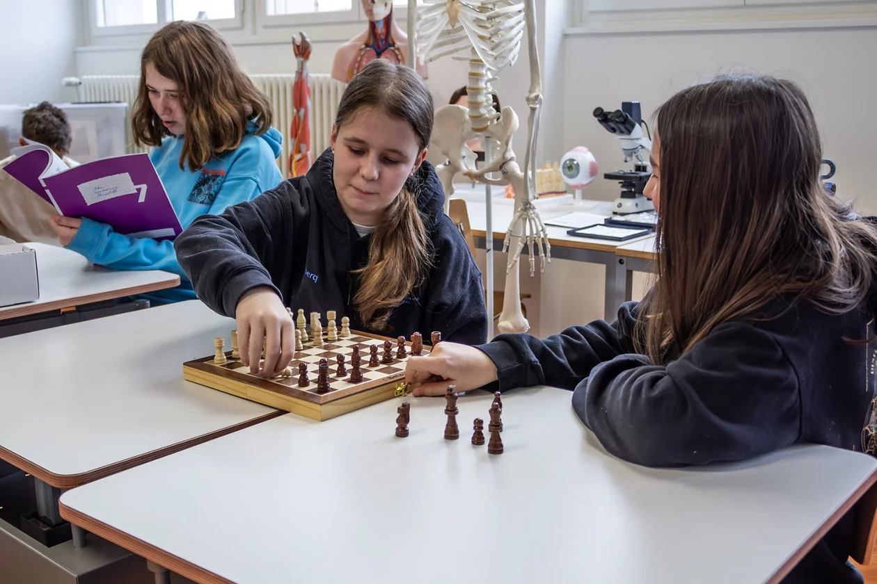 Zwei Mädchen beim Schachspielen im