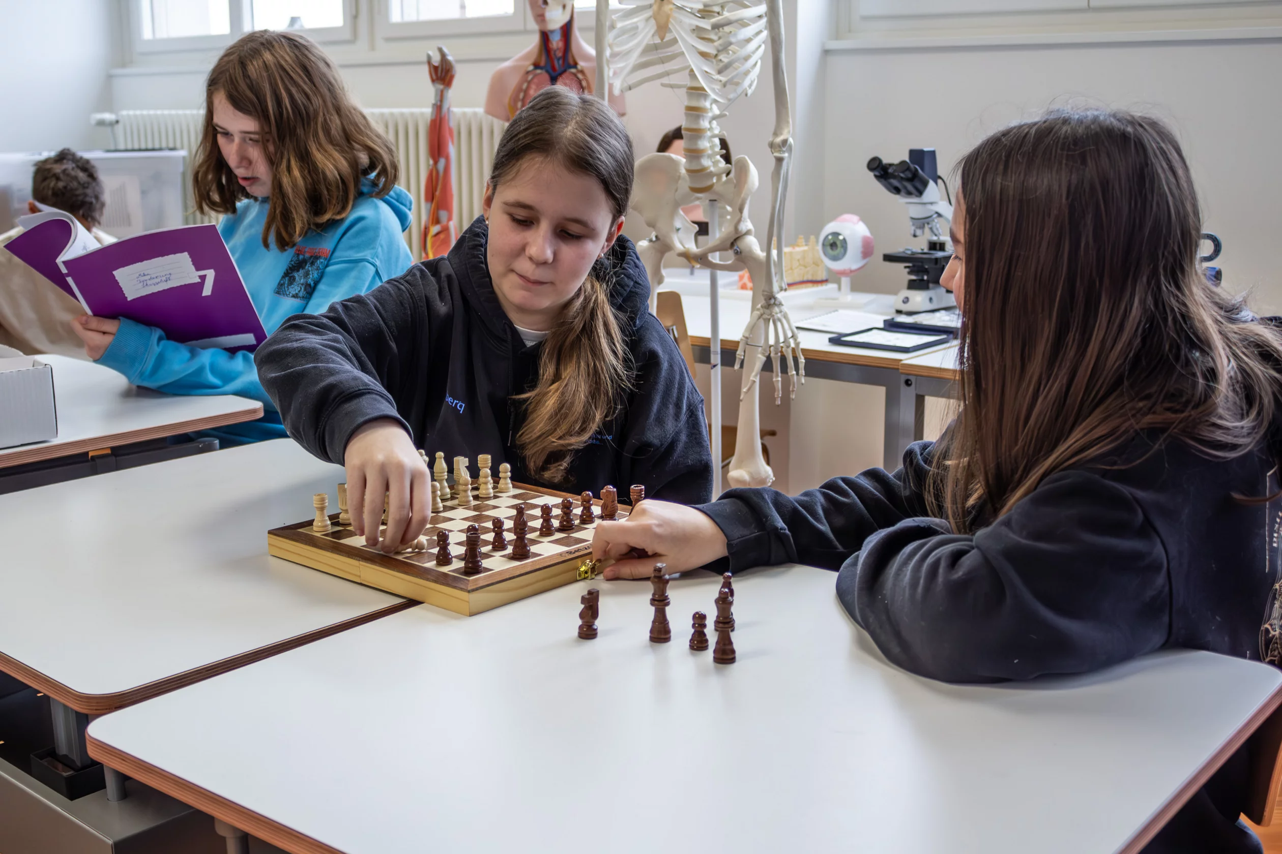 Zwei Mädchen beim Schachspielen im
