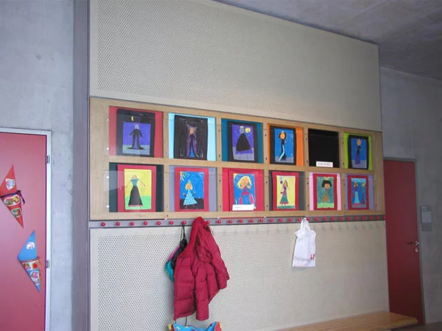 Bilderkästen in einer Garderobe