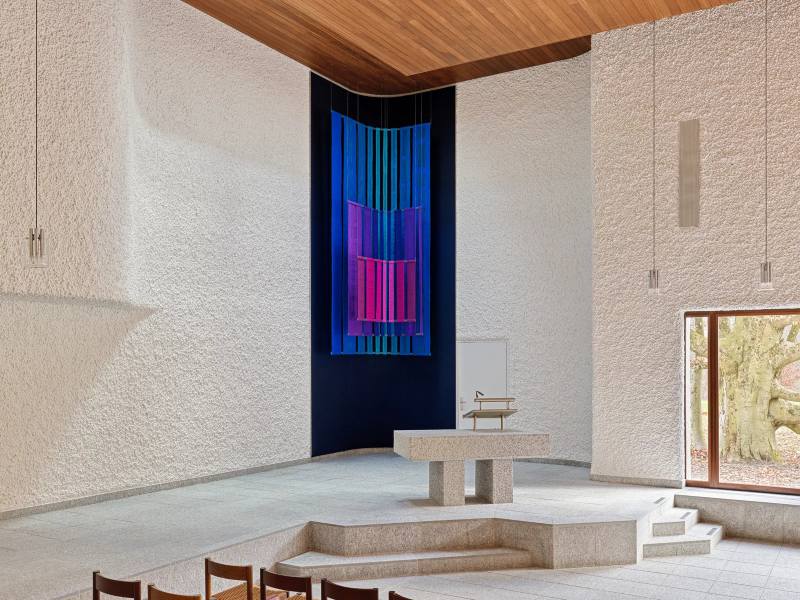 Altar mit textilem Vorhang in der Ecke