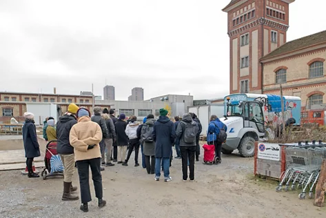 Gruppe von Leuten vor dem Schlachthof-Areal