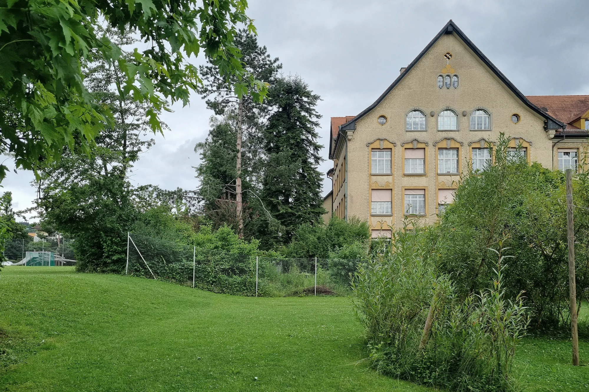 Die Schulanlage Altstetterstrasse liegt in einer grünen Umgebung.