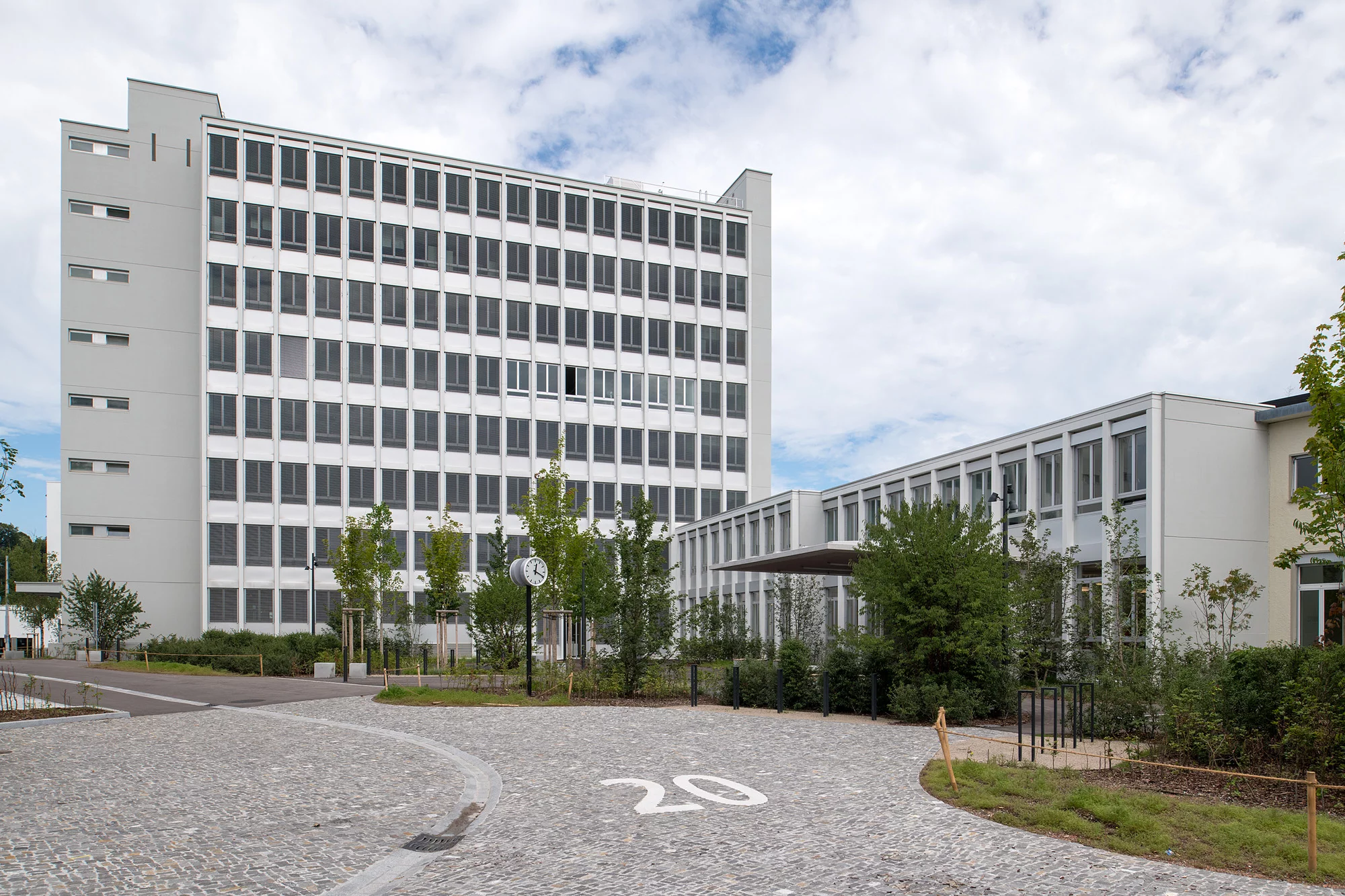 Aussenansicht mit Zufahrt zur Schulanlage Brunnenhof.