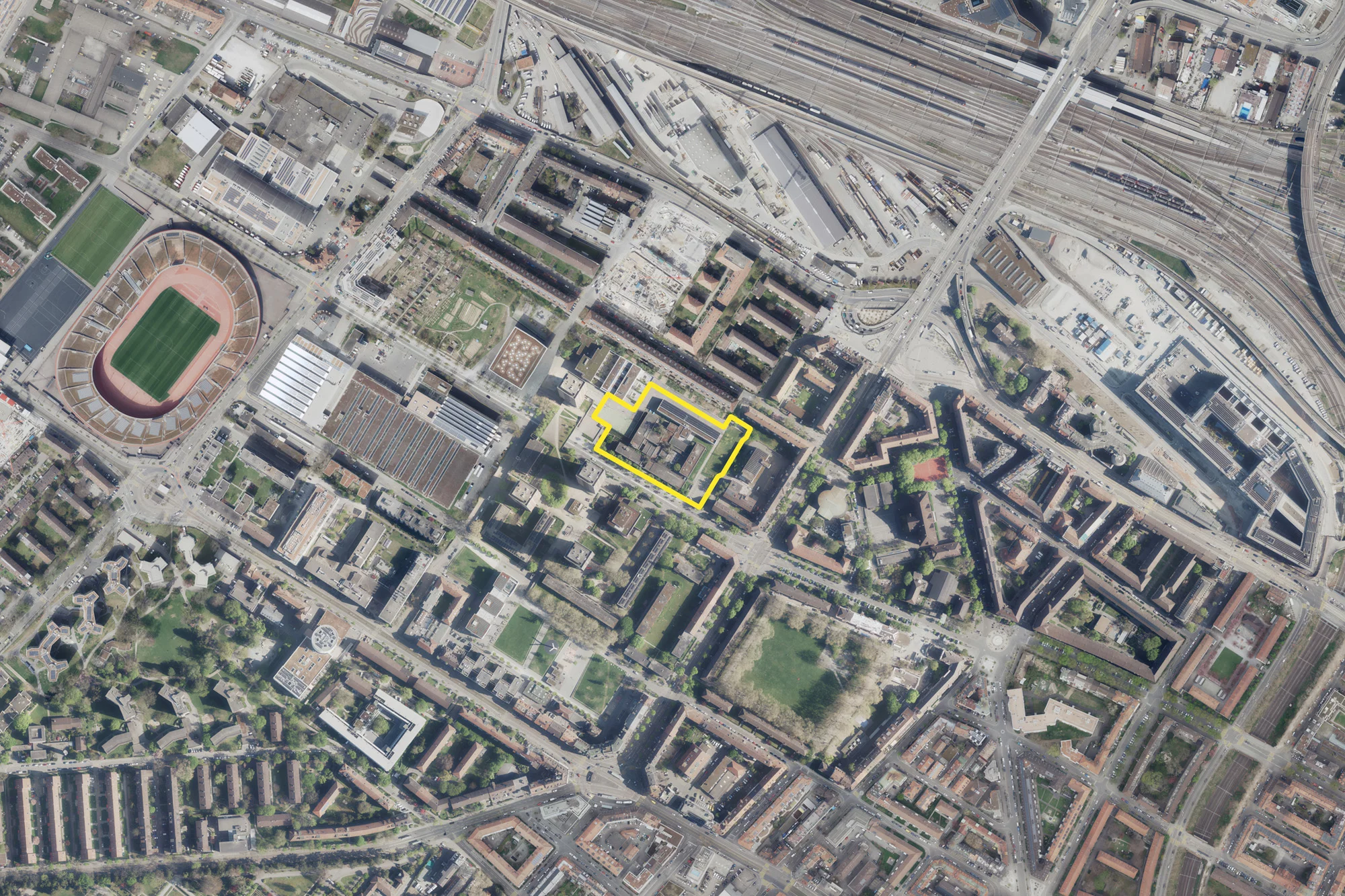 Gelb eingezeichneter Perimeter auf der Karte markiert den Wettbewerbsstandort des Schulhauses Bullinger.