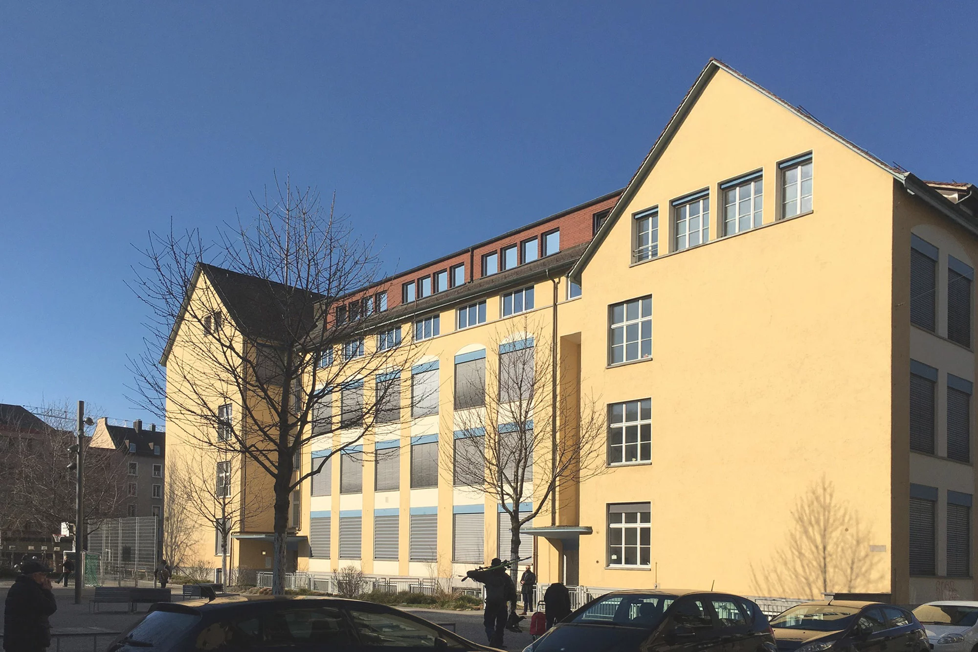 Aussenansicht auf Schulanlage Wengi Fachschule Viventa.