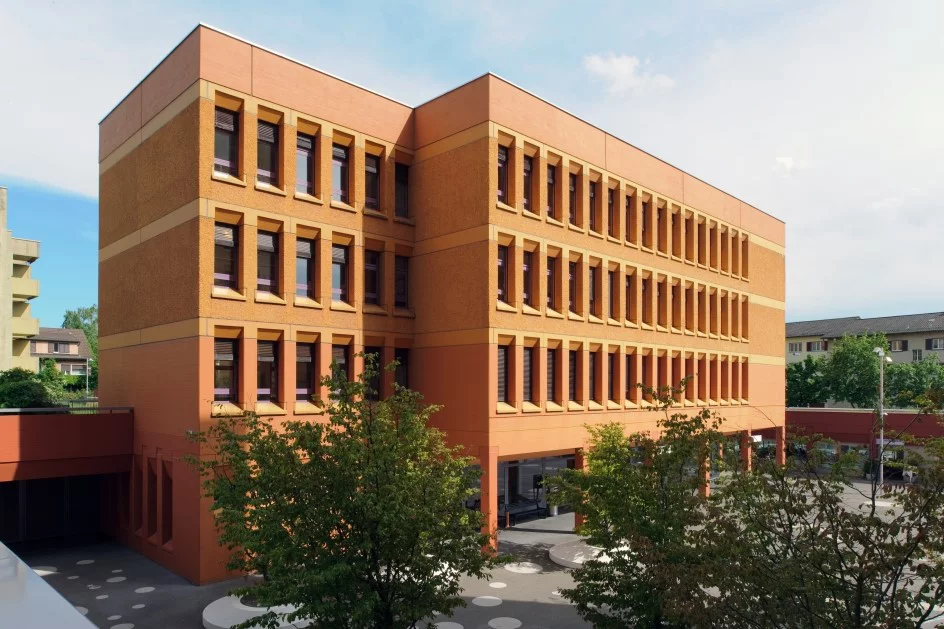 Aussenansicht des Schulhauses Dorflinde
