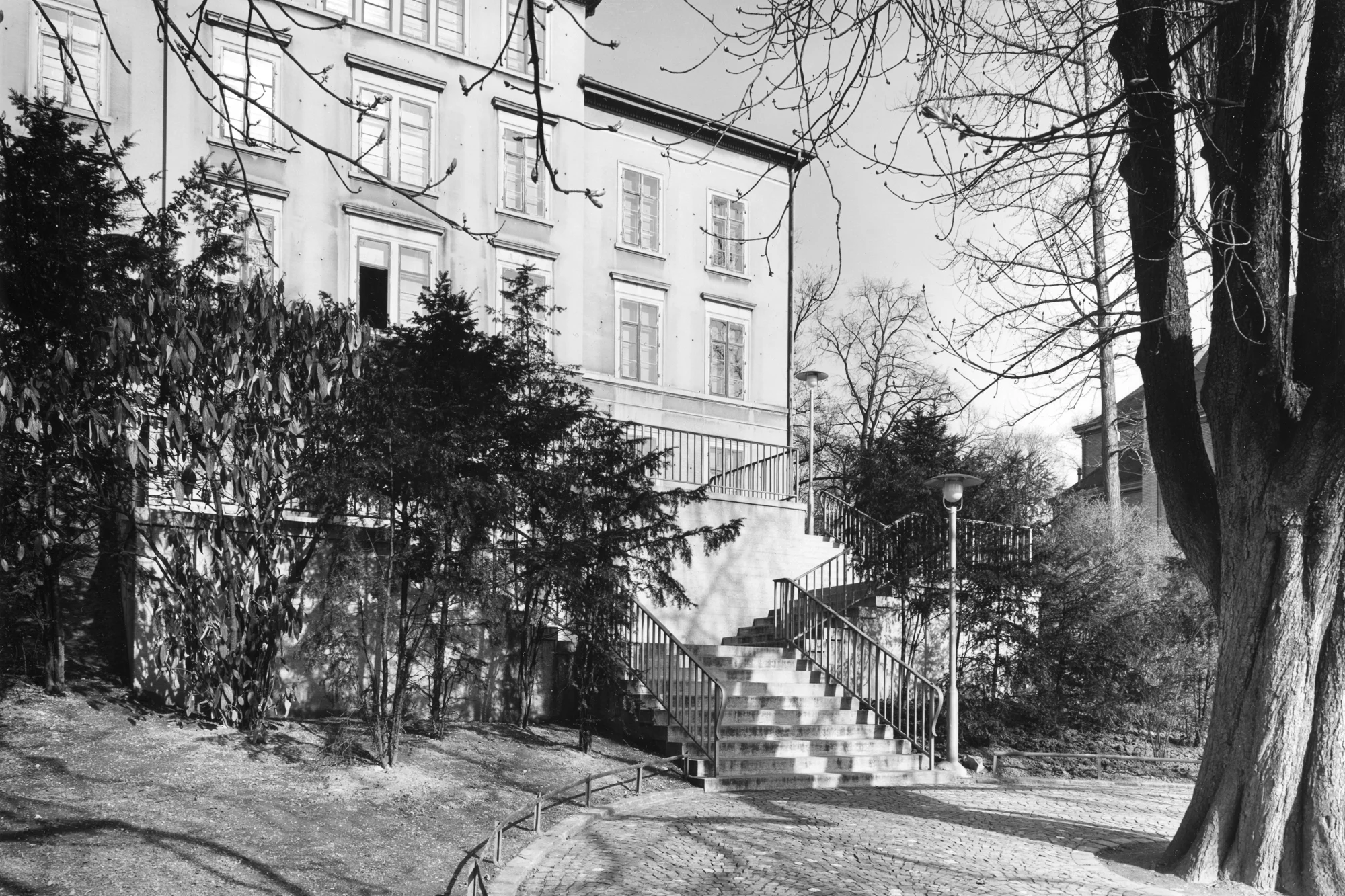 Aussenansicht aus dem baugeschichtlichen Archiv auf das Schulhaus Turner.