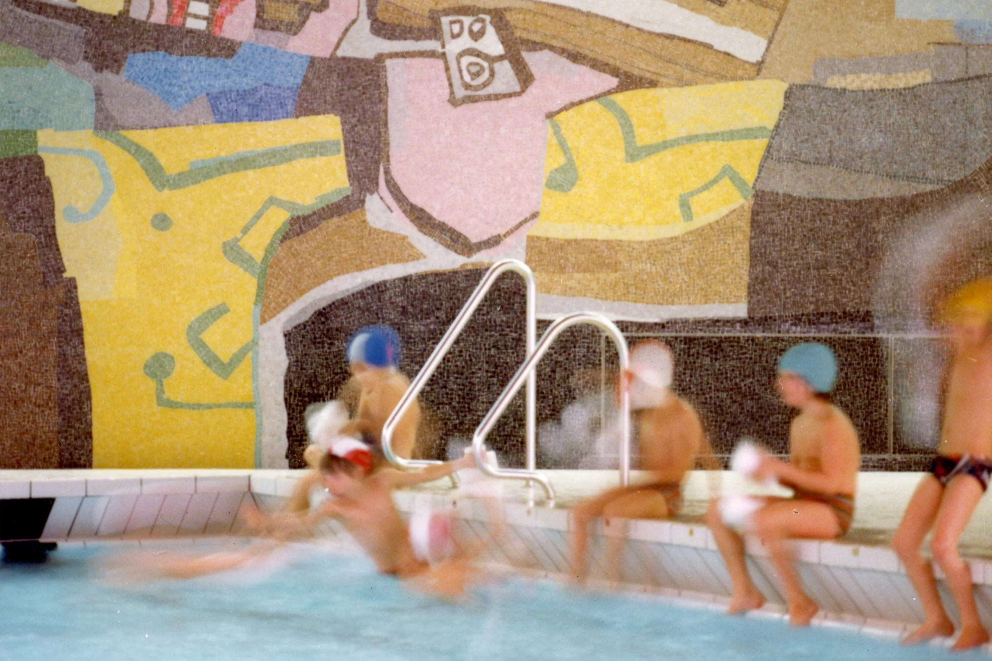 Aussenansicht der Schulschwimmanlage Kügeliloo mit Sicht von der Regensbergstrasse.