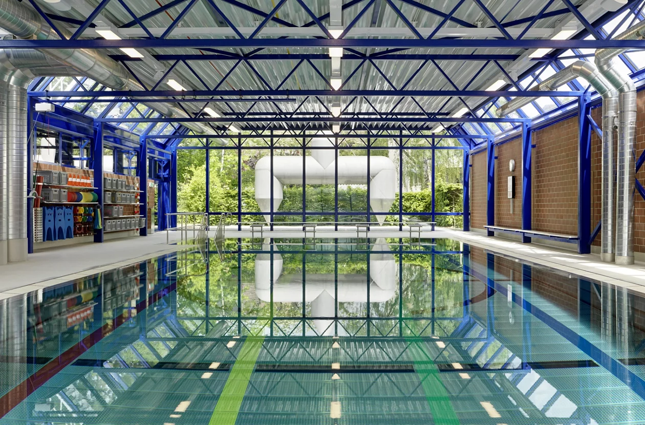 Hallenbad Innenansicht mit Aussicht nach aussen auf das röhrenähnliche Kunstwerk