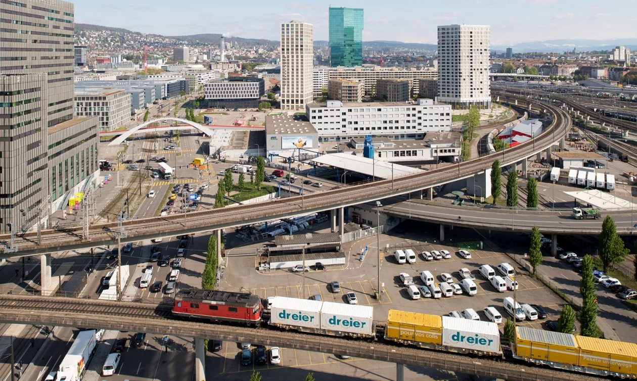 Sicht auf die Stadt Zürich und die Gleise der SBB