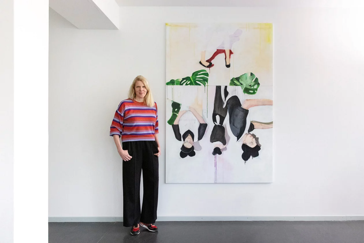 Simone Furrer steht vor dem Gemälde «Flowers» von Nicole Henning