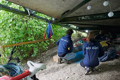 «sip züri»-Mitarbeitende sprechen mit einem obdachlosen Mann.