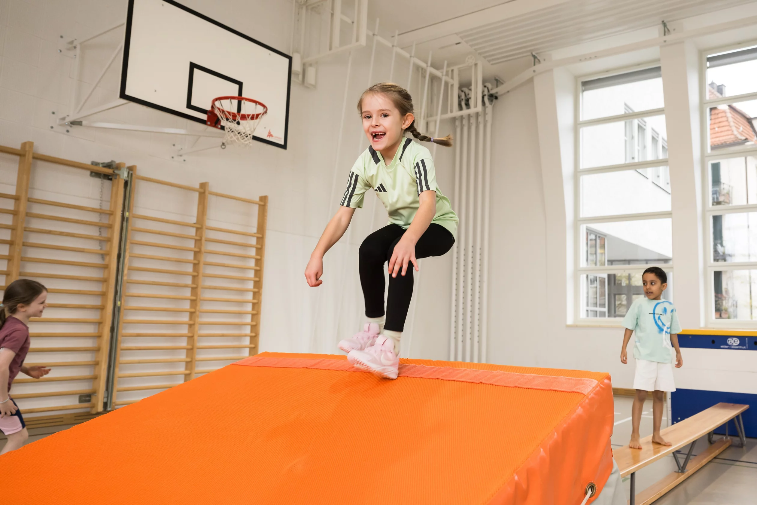 Kinder in der Sporthalle