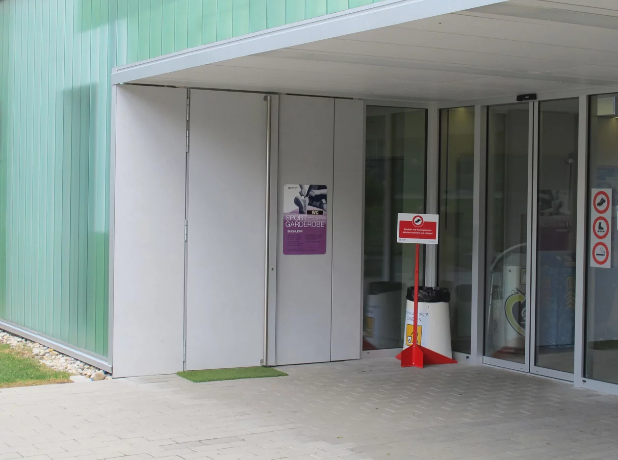 Eingang Sport-Garderobe Buchlern