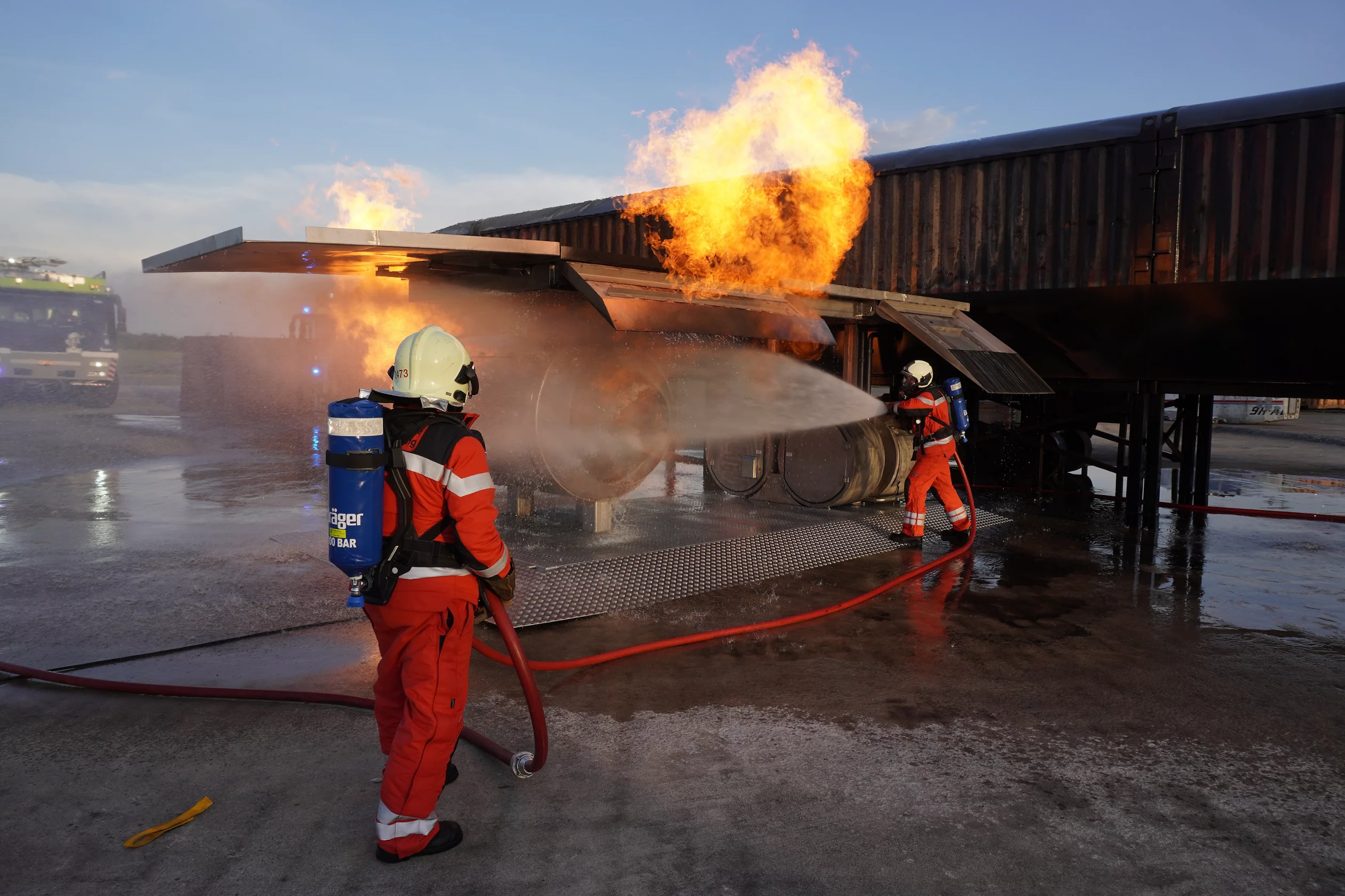 Zwei Personen des Airport Fire Service bei der Löschung.