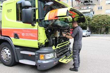 Die Mitarbeitenden arbeiten an ganz unterschiedlichen Fahrzeugen, was die Arbeit abwechslungsreich macht.
