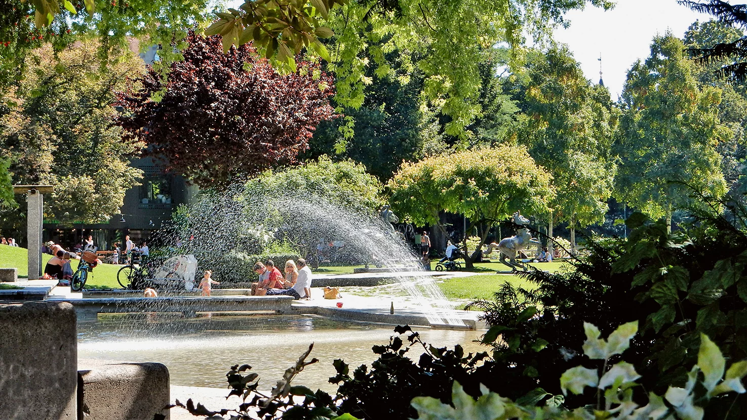 Grünanlage mit Brunnen in Zürich.