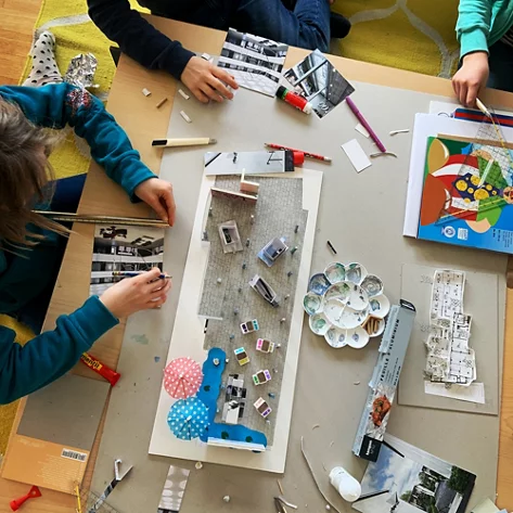 Kinder entwerfen kreative Stadtmöbel und bauen Modelle