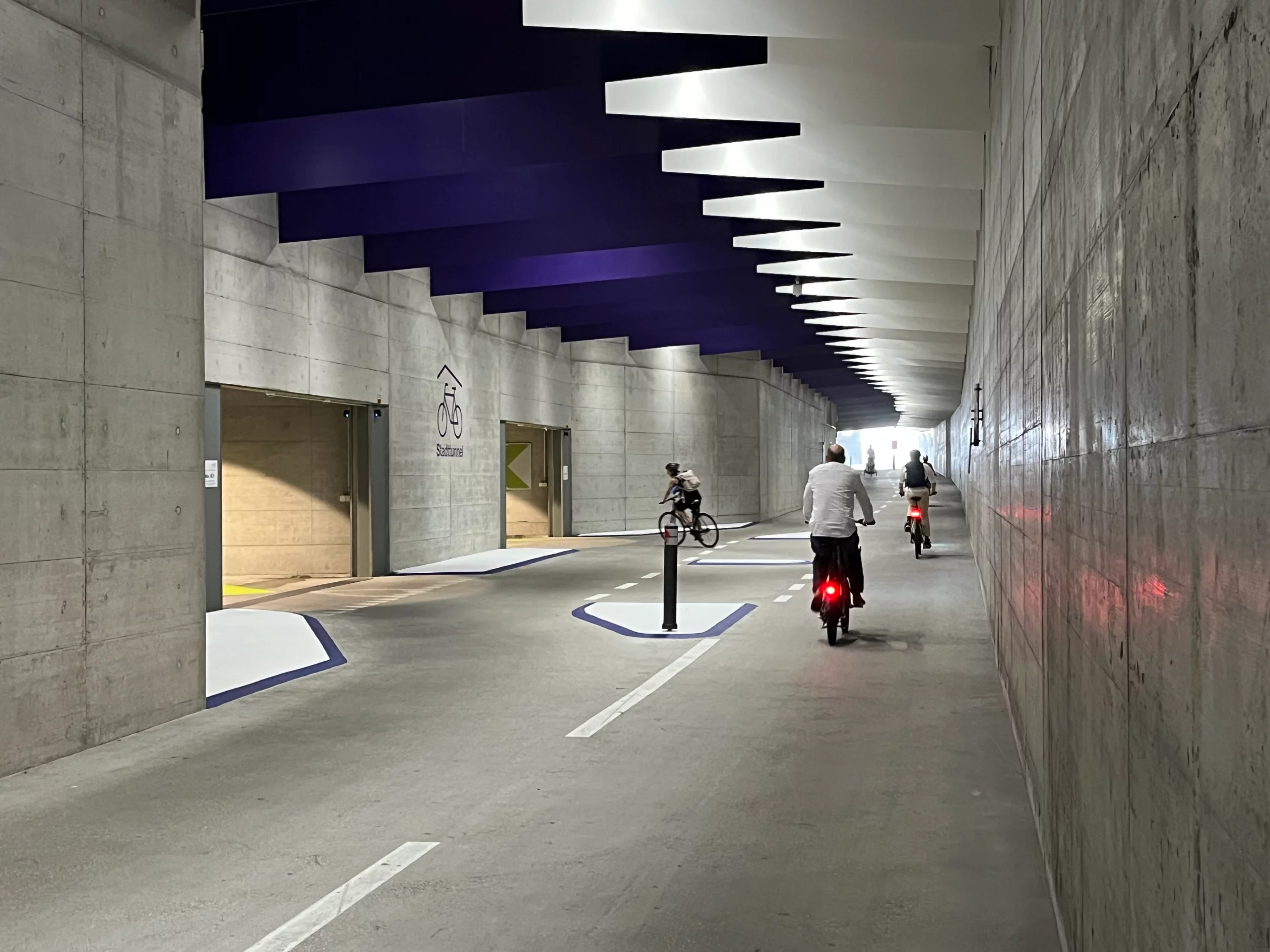 Inneres des Velotunnel mit neuer Markierung